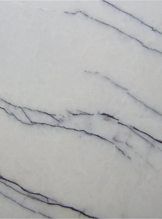 كتلة رخام ميلاس الليلكي نيويورك — rich purple and lilac with prominent white and cream crystalline veining — حجر طبيعي بالجملة